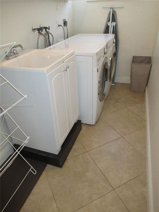 Active With Contract: $4,900 (3 beds, 2 baths, 2000 Square Feet)