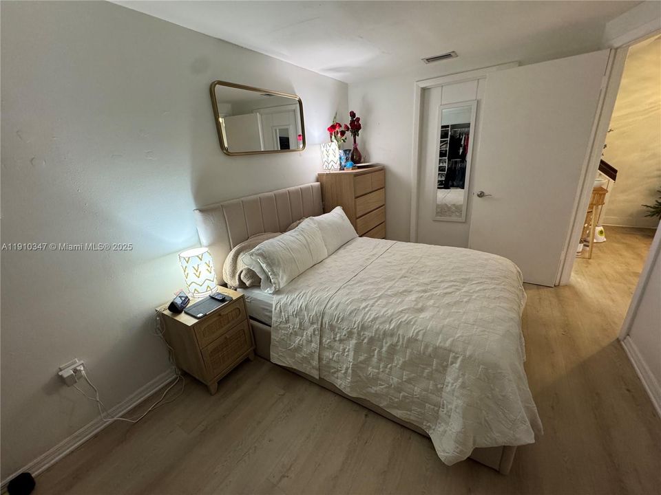 出租: $1,300 (0 贝兹, 1 浴室, 0 平方英尺)