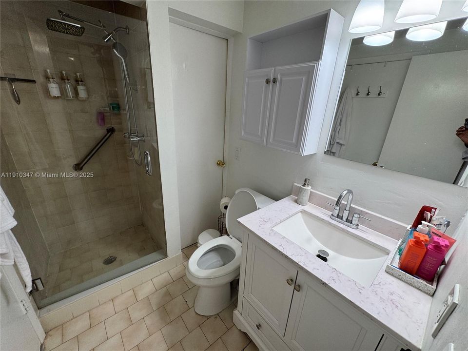 出租: $1,300 (0 贝兹, 1 浴室, 0 平方英尺)