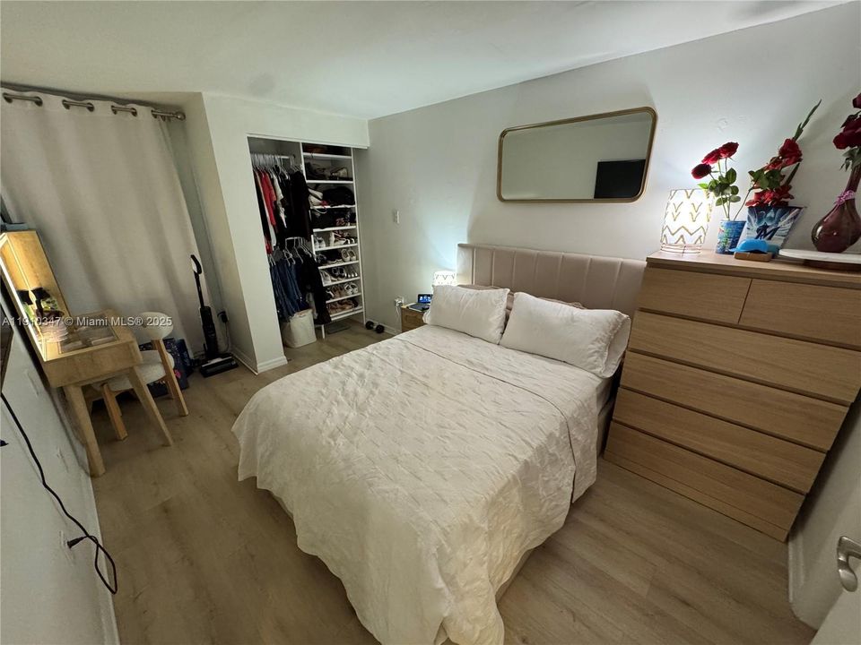 出租: $1,300 (0 贝兹, 1 浴室, 0 平方英尺)