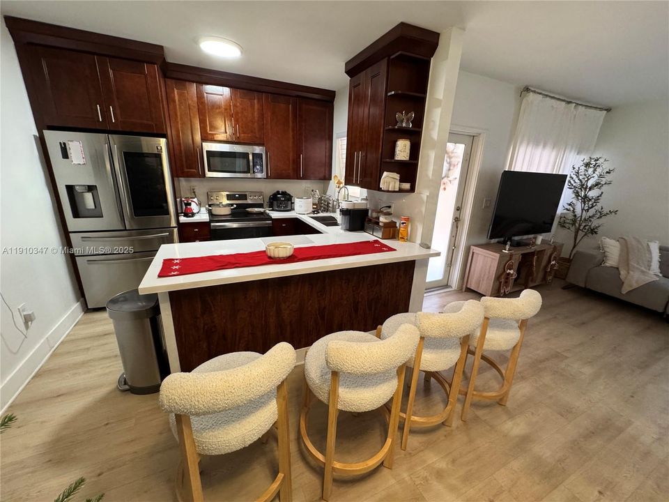 出租: $1,300 (0 贝兹, 1 浴室, 0 平方英尺)