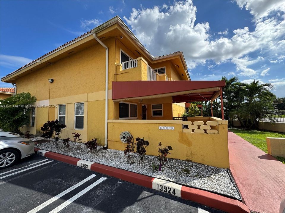 出租: $1,300 (0 贝兹, 1 浴室, 0 平方英尺)