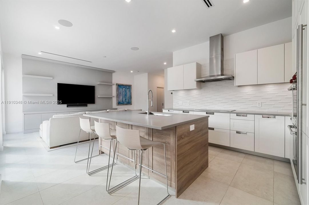 На продажу: $3,850,000 (5 спален, 5 ванн, 3511 Квадратных фут)