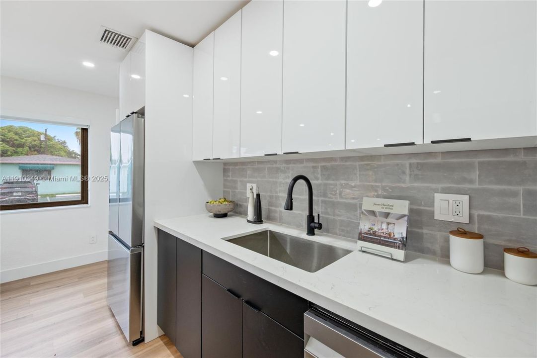 合同活跃: $649,000 (0 贝兹, 0 浴室, 1241 平方英尺)