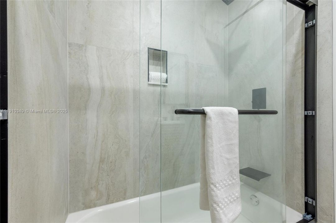 合同活跃: $649,000 (0 贝兹, 0 浴室, 1241 平方英尺)