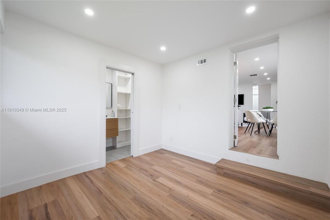 合同活跃: $649,000 (0 贝兹, 0 浴室, 1241 平方英尺)