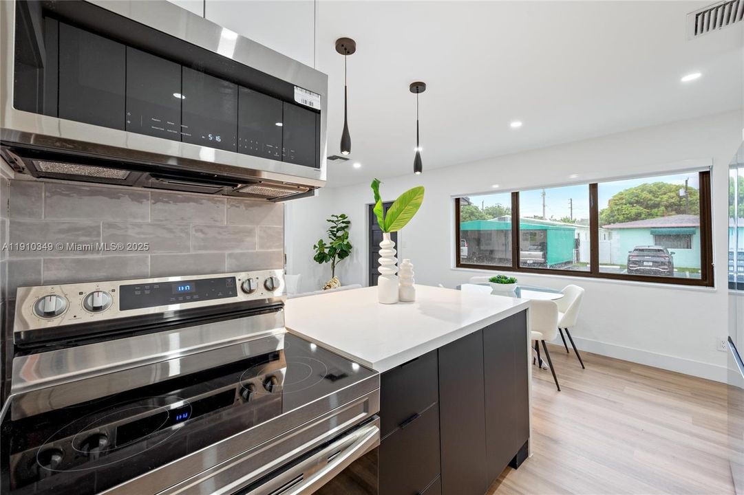 合同活跃: $649,000 (0 贝兹, 0 浴室, 1241 平方英尺)