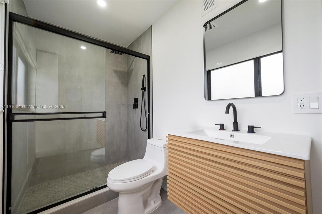 合同活跃: $649,000 (0 贝兹, 0 浴室, 1241 平方英尺)