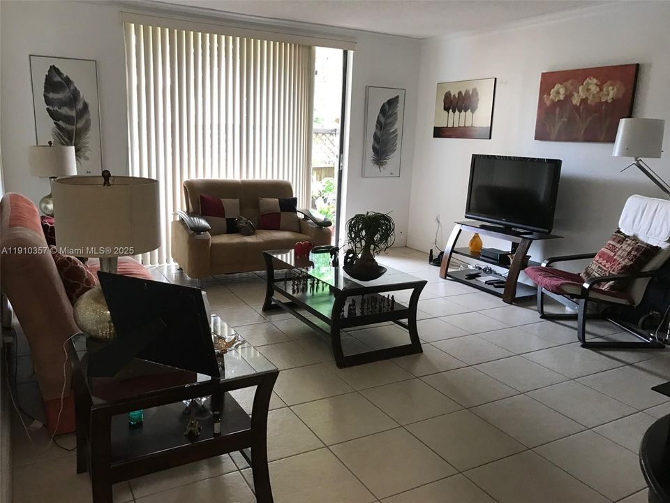 Recently Rented: $2,300 (2 beds, 2 baths, 1050 Square Feet)