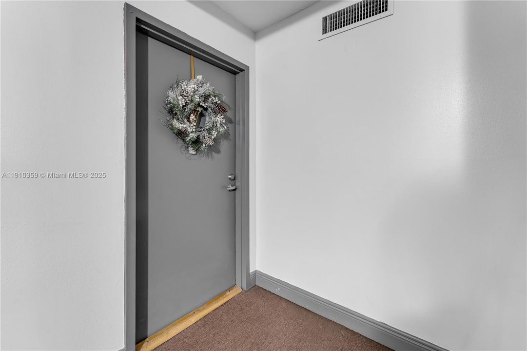 Под контрактом: $249,999 (2 спален, 2 ванн, 870 Квадратных фут)