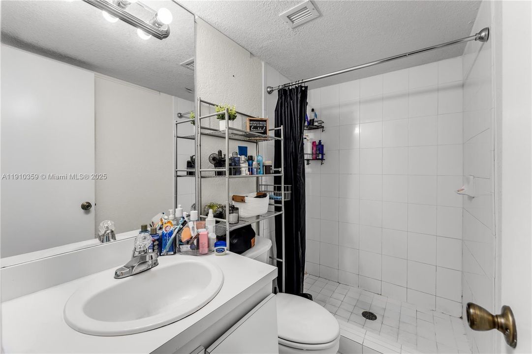 Под контрактом: $249,999 (2 спален, 2 ванн, 870 Квадратных фут)