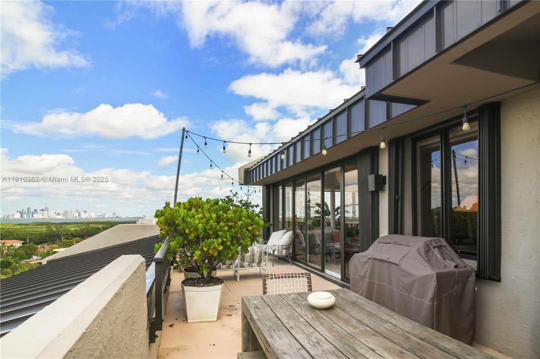 待售: $2,900,300 (3 贝兹, 3 浴室, 2328 平方英尺)