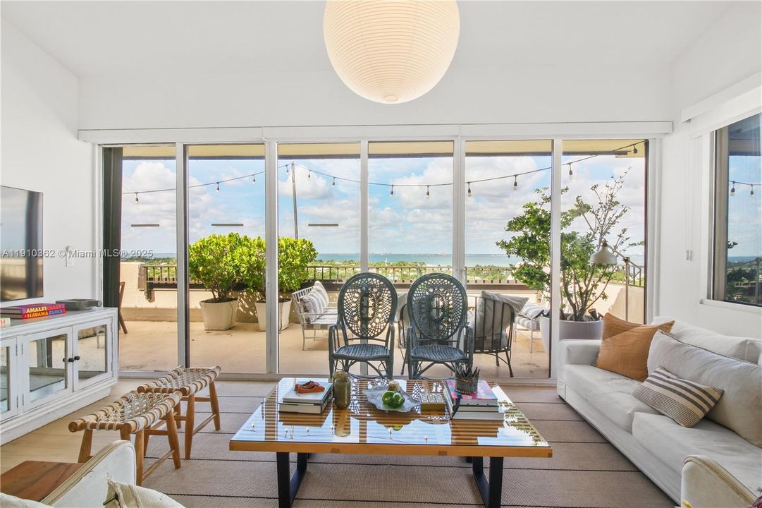 待售: $2,900,300 (3 贝兹, 3 浴室, 2328 平方英尺)