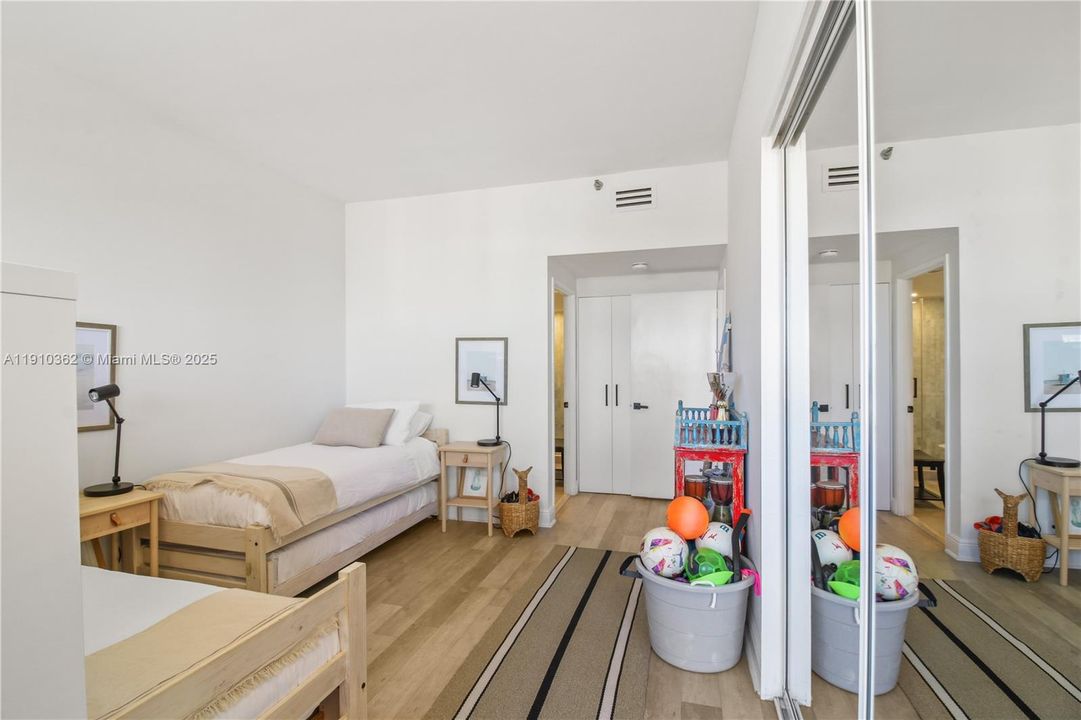 待售: $2,900,300 (3 贝兹, 3 浴室, 2328 平方英尺)