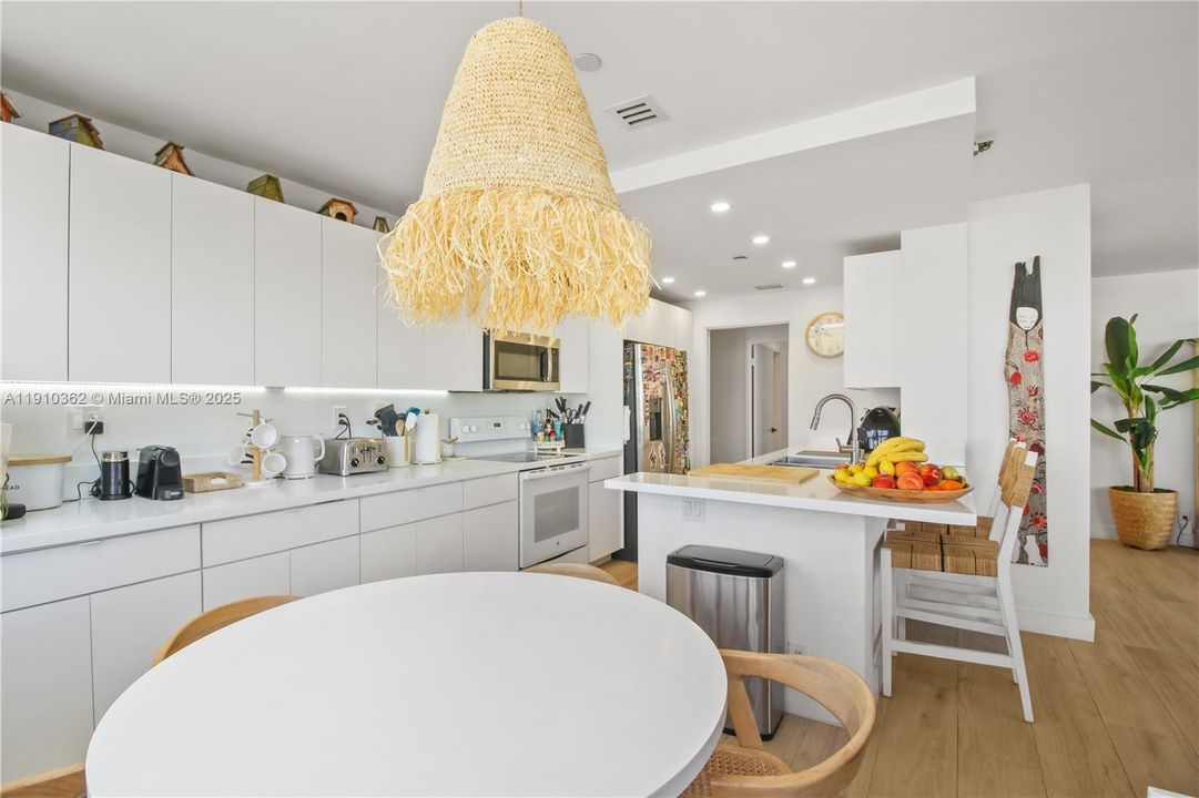 待售: $2,900,300 (3 贝兹, 3 浴室, 2328 平方英尺)