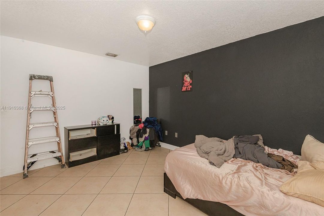 For Sale: $1,500,000 (3 beds, 2 baths, 5203 Square Feet)