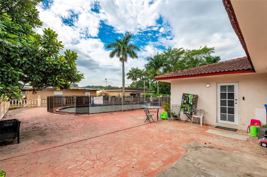 For Sale: $1,500,000 (3 beds, 2 baths, 5203 Square Feet)