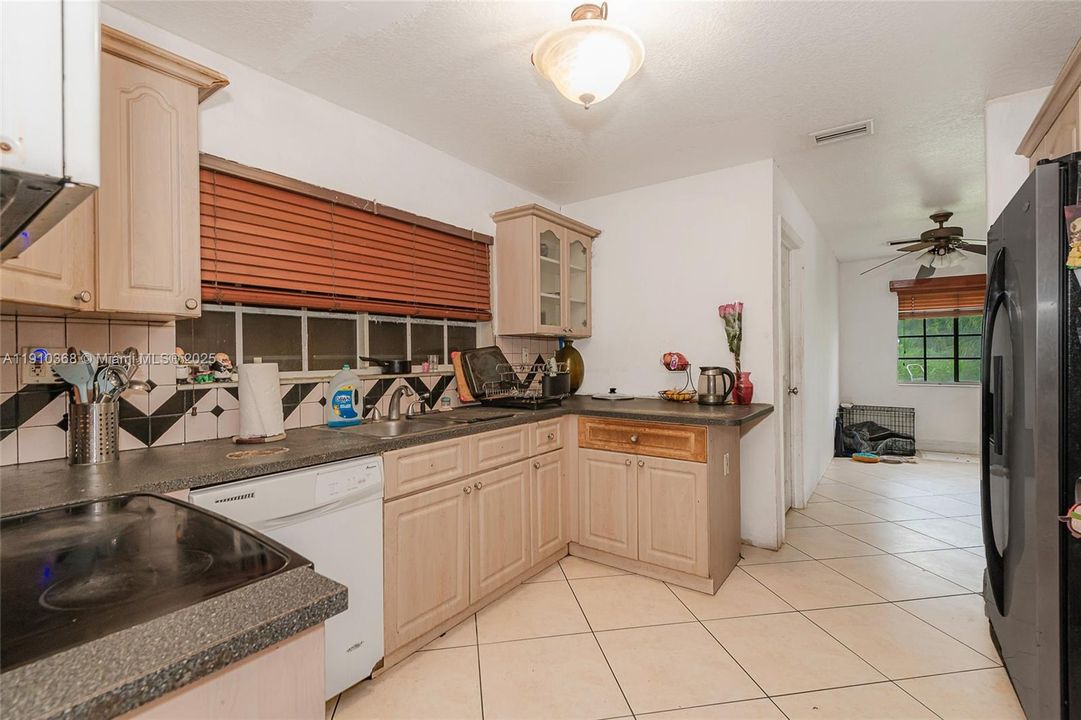 For Sale: $1,500,000 (3 beds, 2 baths, 5203 Square Feet)