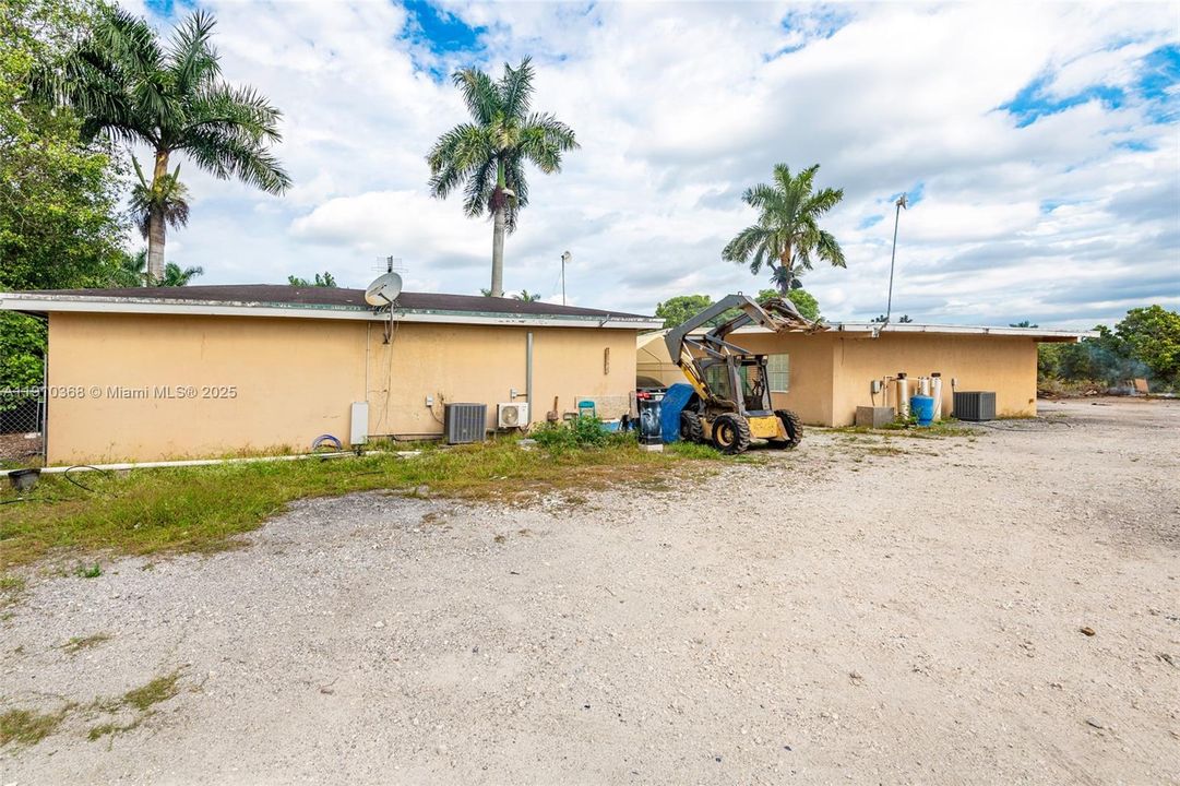For Sale: $1,500,000 (3 beds, 2 baths, 5203 Square Feet)