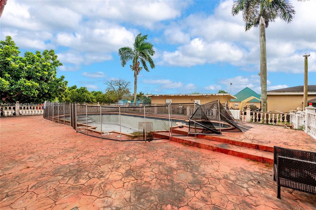 For Sale: $1,500,000 (3 beds, 2 baths, 5203 Square Feet)