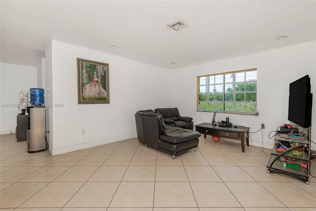 For Sale: $1,500,000 (3 beds, 2 baths, 5203 Square Feet)