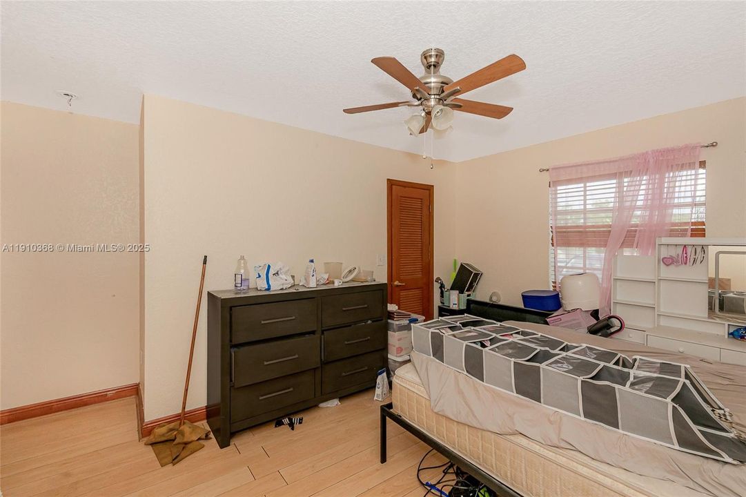 For Sale: $1,500,000 (3 beds, 2 baths, 5203 Square Feet)