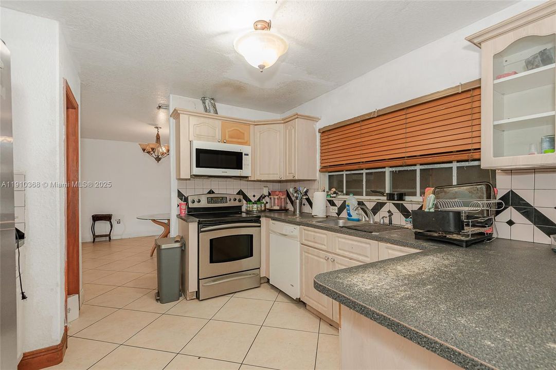 For Sale: $1,500,000 (3 beds, 2 baths, 5203 Square Feet)