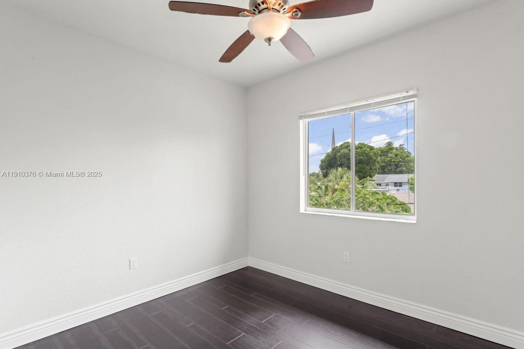 合同活跃: $3,500 (3 贝兹, 2 浴室, 1639 平方英尺)