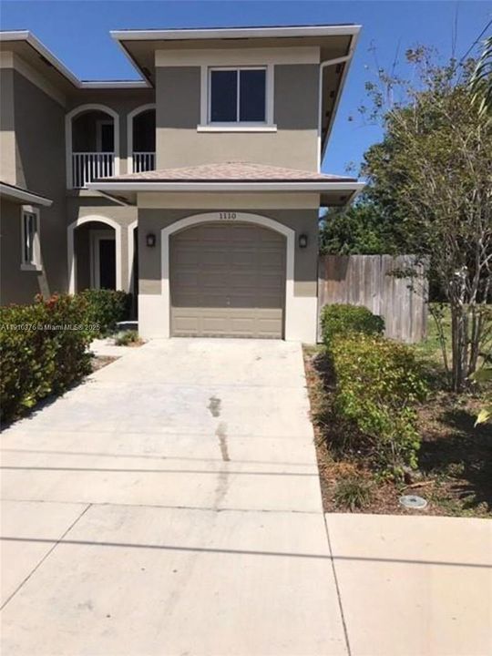 合同活跃: $3,500 (3 贝兹, 2 浴室, 1639 平方英尺)