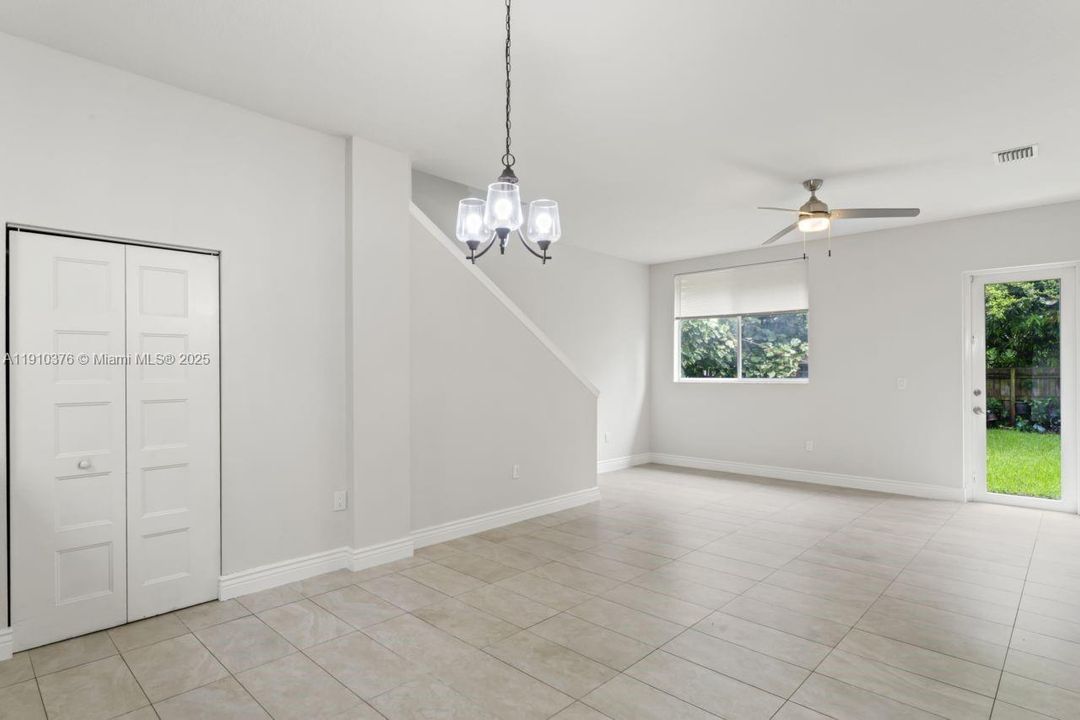 合同活跃: $3,500 (3 贝兹, 2 浴室, 1639 平方英尺)