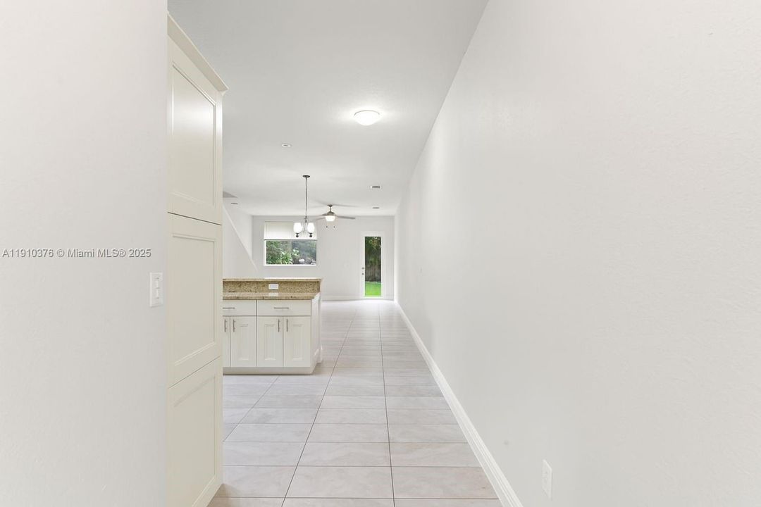 合同活跃: $3,500 (3 贝兹, 2 浴室, 1639 平方英尺)