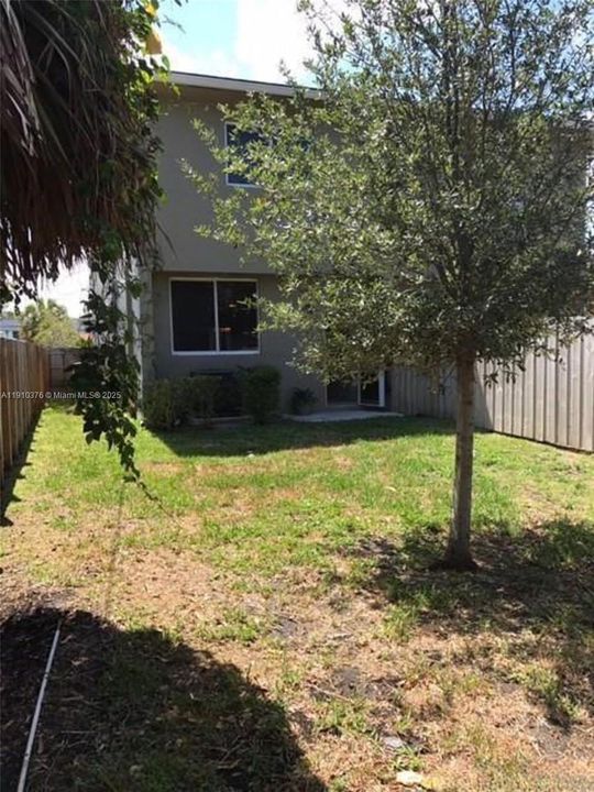 合同活跃: $3,500 (3 贝兹, 2 浴室, 1639 平方英尺)