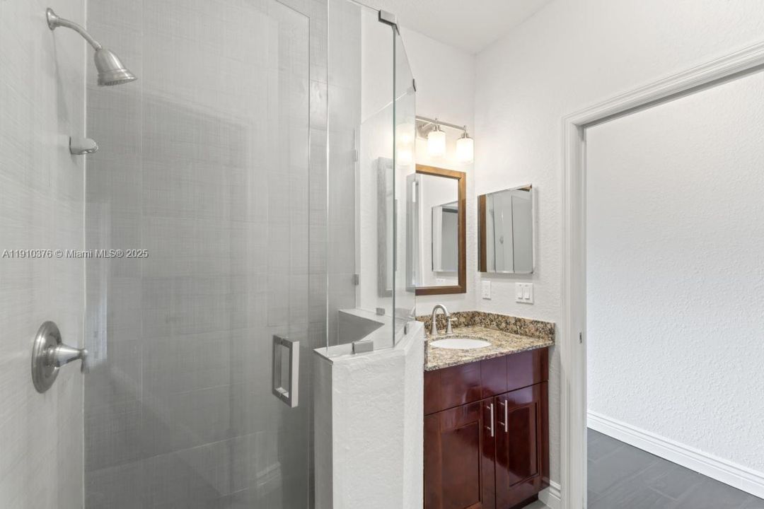 合同活跃: $3,500 (3 贝兹, 2 浴室, 1639 平方英尺)