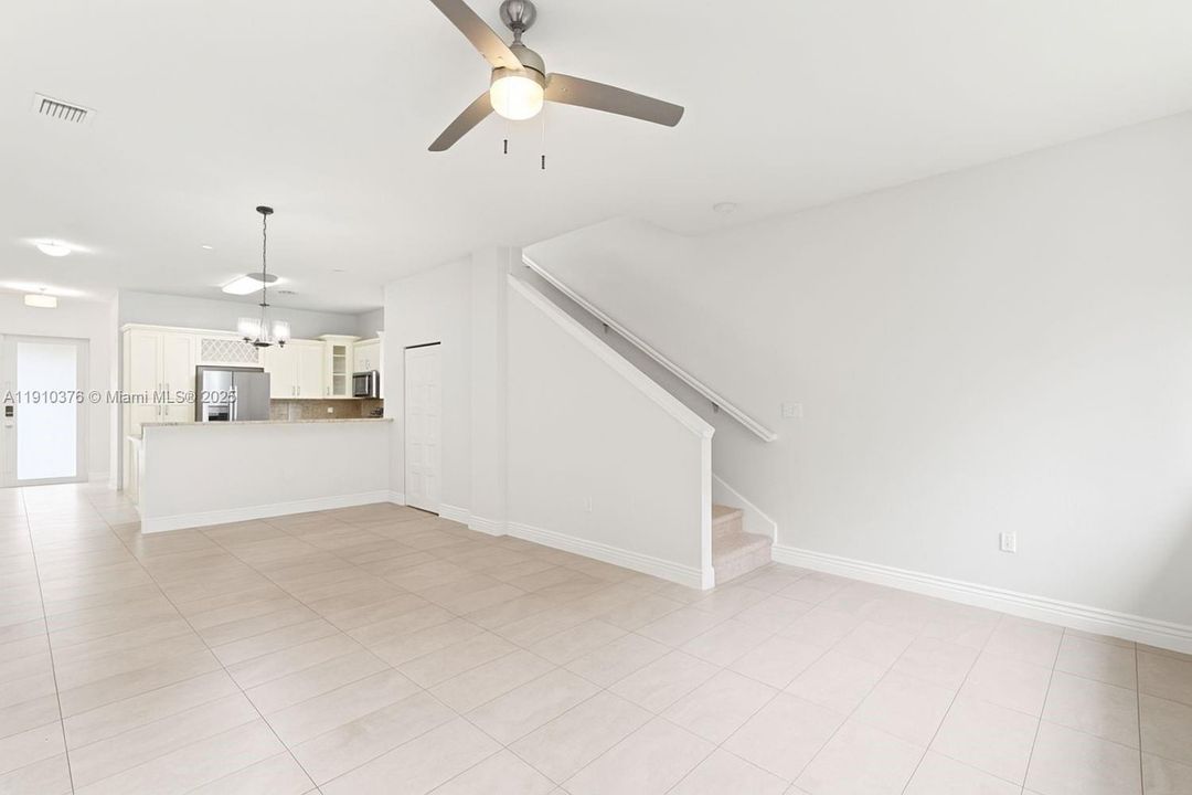 合同活跃: $3,500 (3 贝兹, 2 浴室, 1639 平方英尺)