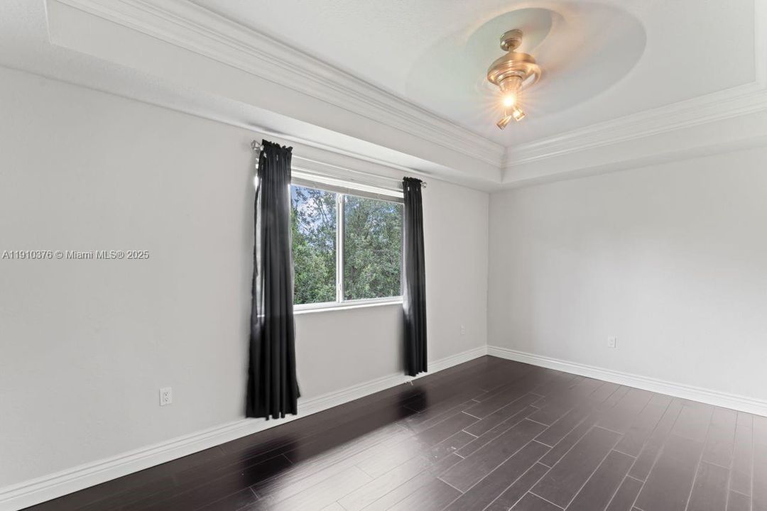 合同活跃: $3,500 (3 贝兹, 2 浴室, 1639 平方英尺)