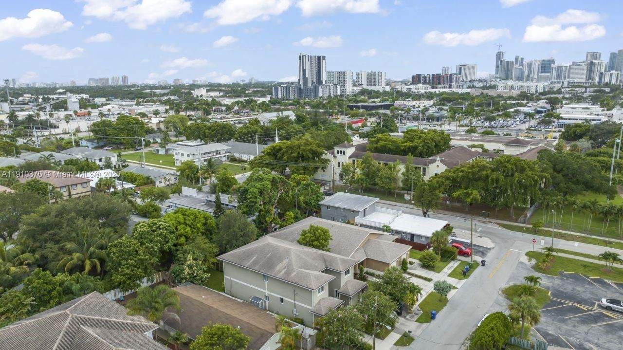 合同活跃: $3,500 (3 贝兹, 2 浴室, 1639 平方英尺)