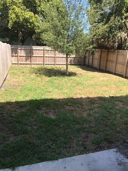 合同活跃: $3,500 (3 贝兹, 2 浴室, 1639 平方英尺)