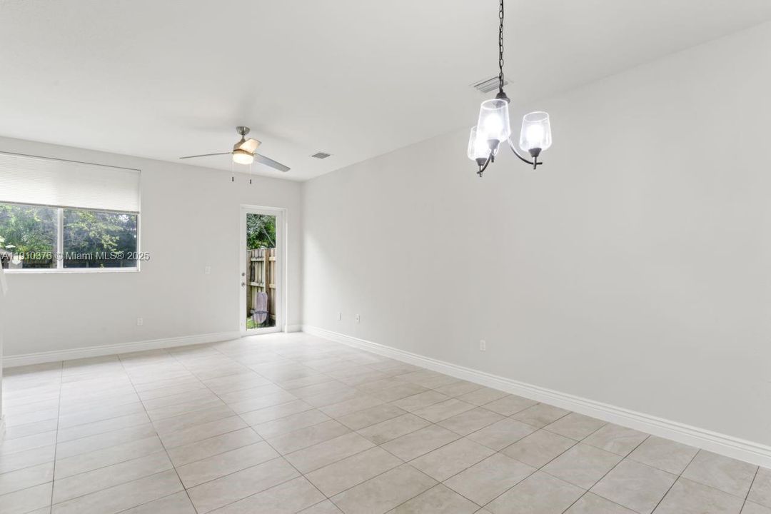 合同活跃: $3,500 (3 贝兹, 2 浴室, 1639 平方英尺)