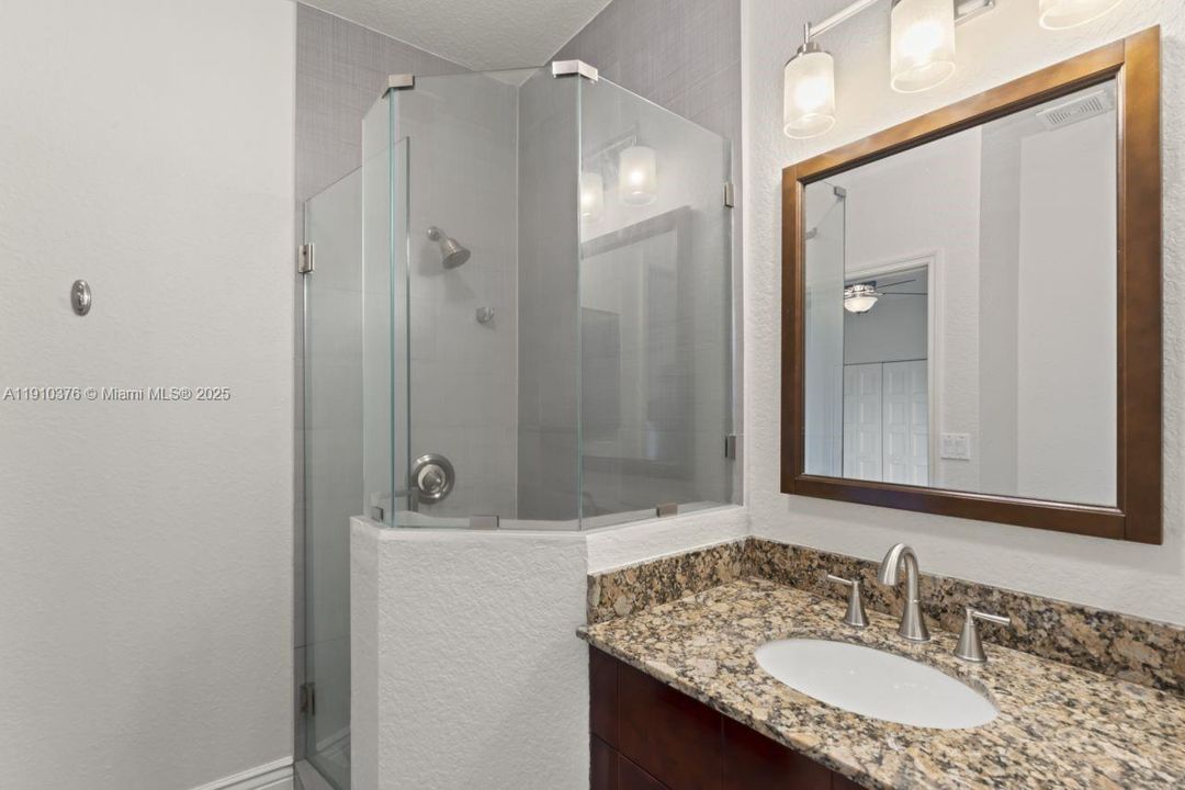 合同活跃: $3,500 (3 贝兹, 2 浴室, 1639 平方英尺)