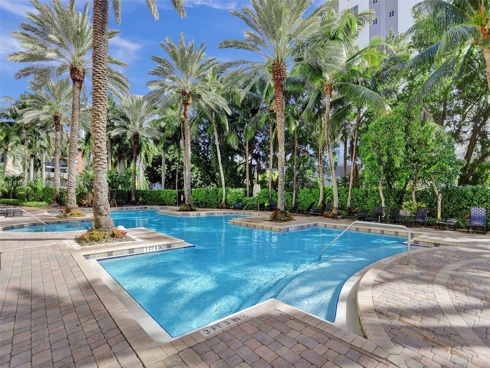 For Sale: $499,000 (2 beds, 2 baths, 1024 Square Feet)