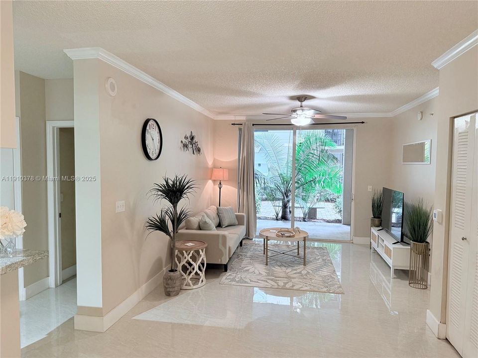 For Sale: $499,000 (2 beds, 2 baths, 1024 Square Feet)