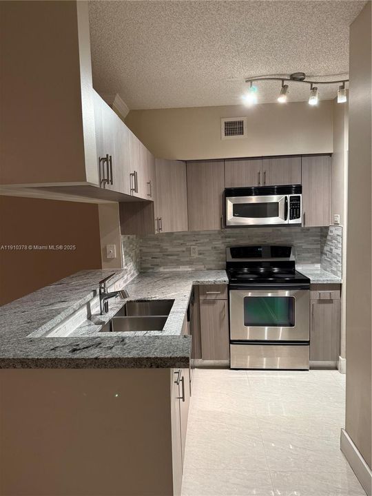 For Sale: $499,000 (2 beds, 2 baths, 1024 Square Feet)