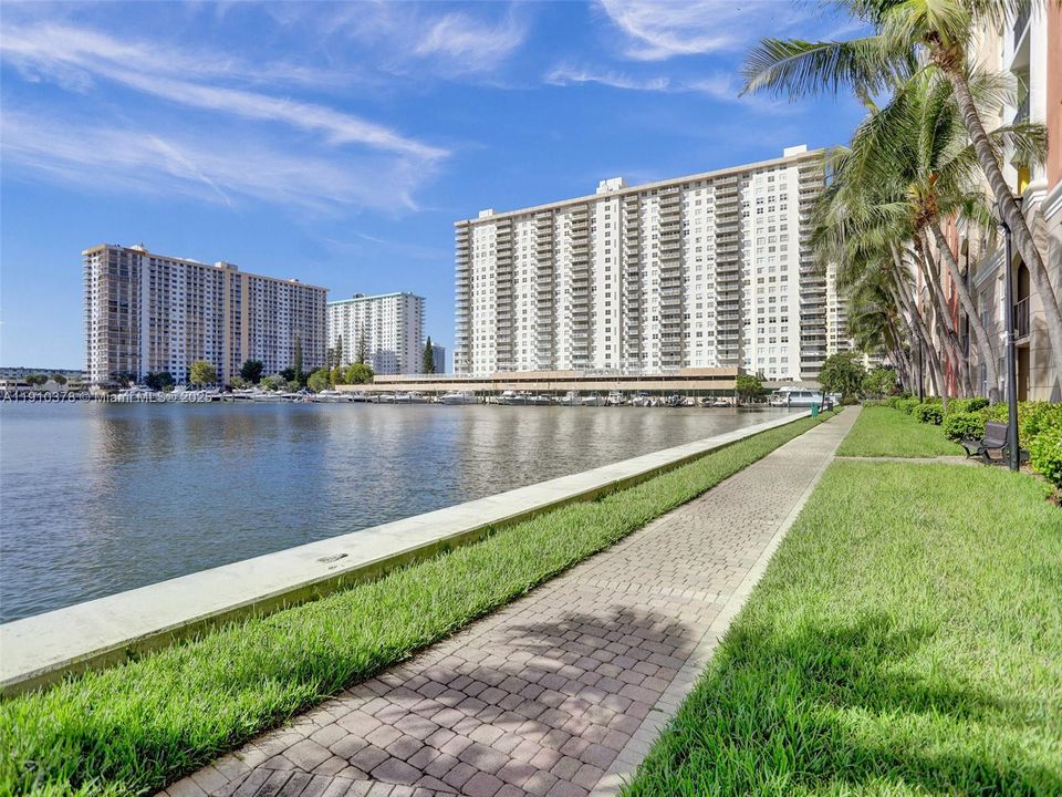 For Sale: $499,000 (2 beds, 2 baths, 1024 Square Feet)