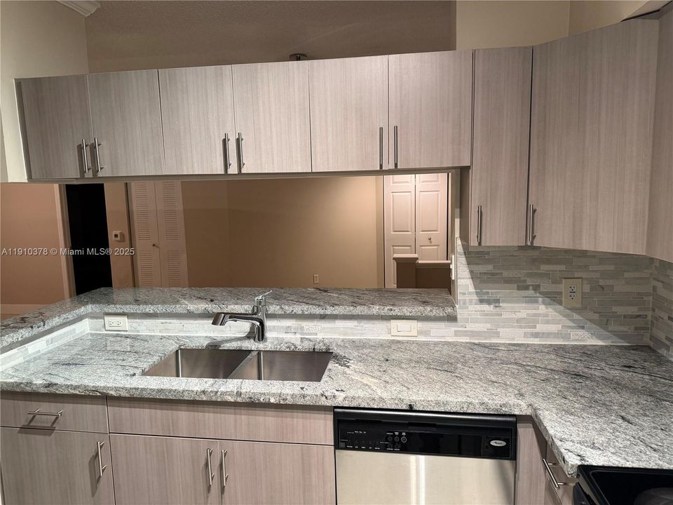 For Sale: $499,000 (2 beds, 2 baths, 1024 Square Feet)