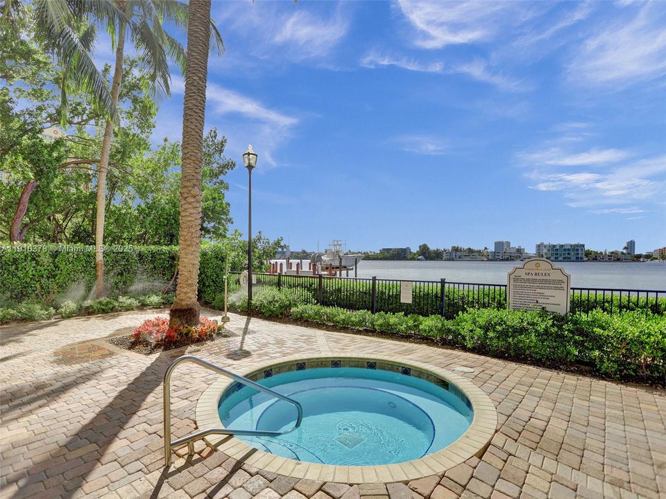 For Sale: $499,000 (2 beds, 2 baths, 1024 Square Feet)