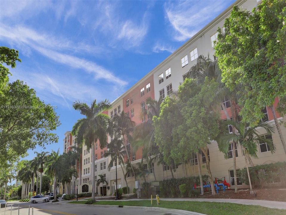 For Sale: $499,000 (2 beds, 2 baths, 1024 Square Feet)