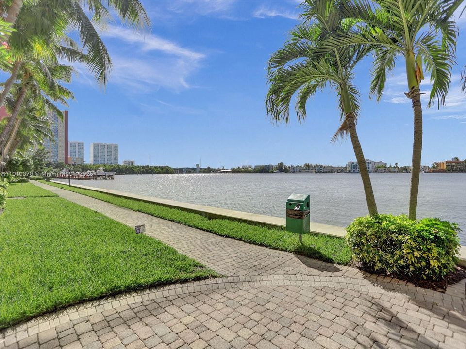 For Sale: $499,000 (2 beds, 2 baths, 1024 Square Feet)