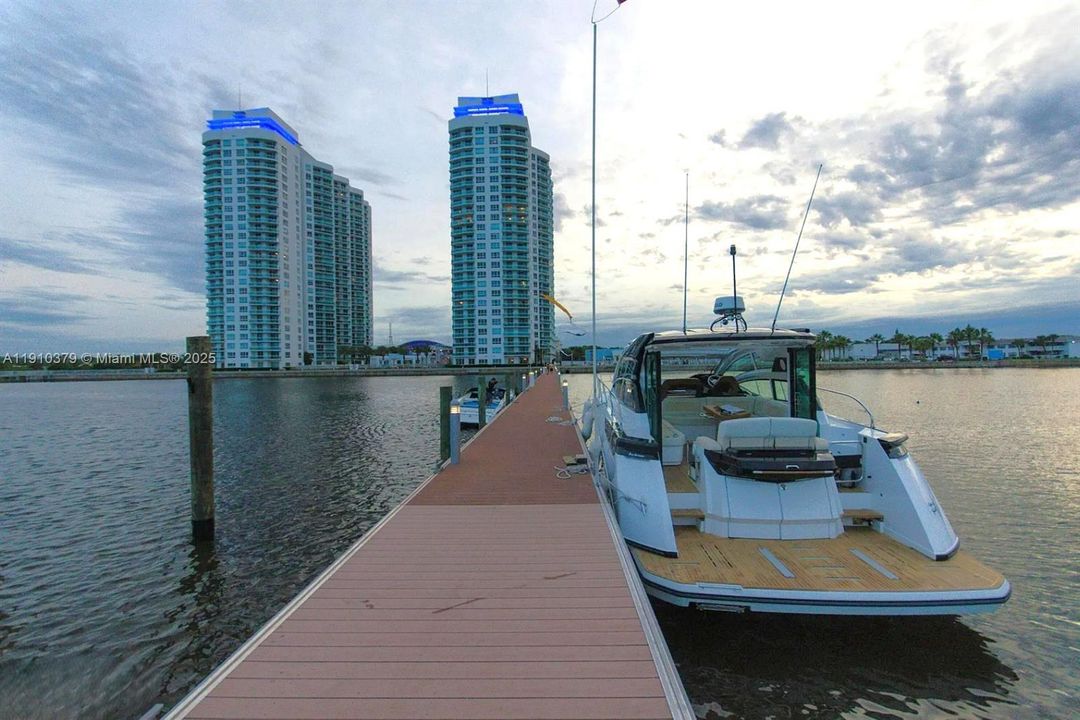 出租: $4,250 (3 贝兹, 3 浴室, 2079 平方英尺)