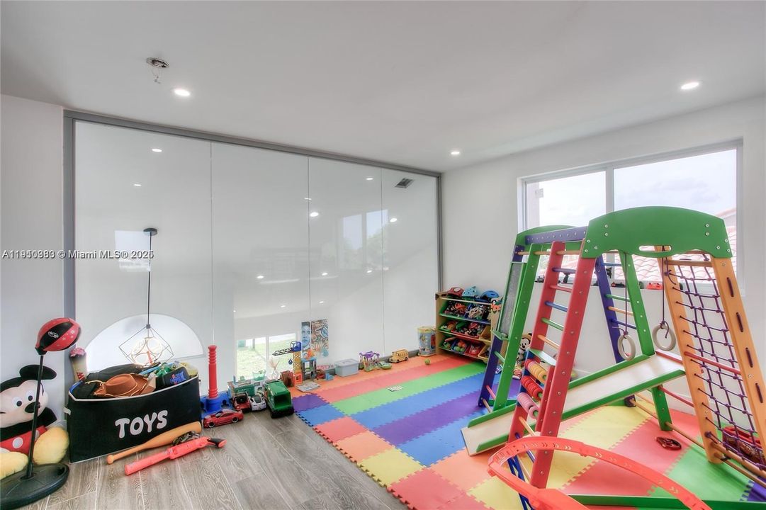 For Sale: $850,000 (3 beds, 2 baths, 2054 Square Feet)