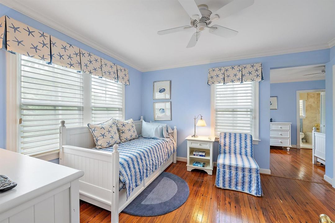 325 Seaspray Avenue-24